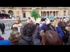 Cae el Rey Melchor del camello en la cabalgata de San Sebastian Donostia frente al ayuntamiento - {channelnamelong} (TelealaCarta.es)