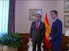 Mariano Rajoy niega la mano a Pedro Sánchez - {channelnamelong} (TelealaCarta.es)