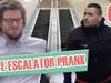 Pranque : coup de foudre entre hommes en escalator / Love escalator prank - {channelnamelong} (TelealaCarta.es)