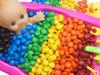 Learn Colors Baby Doll Bath Playing Time With Big Colors Candy M&M For Kids Tuddler - {channelnamelong} (TelealaCarta.es)