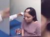 Woman gets hair pulled off when challenging rotating corn - {channelnamelong} (TelealaCarta.es)