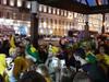 Le carnaval des fans brésiliens en attendant le bus de leur équipe - {channelnamelong} (Replayguide.fr)